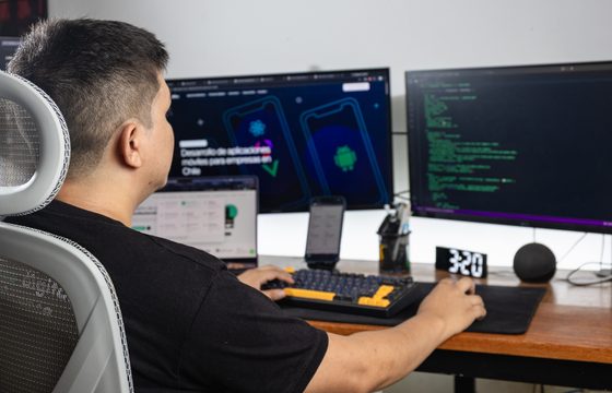 Colaborador de Gokiebox programando una aplicación