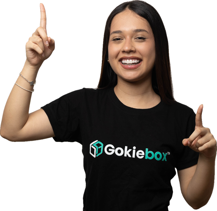 Asesora de Gokiebox señalando el programa de comisiones