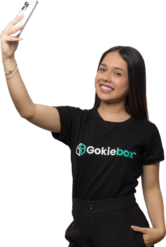 Chica con polo de Gokiebox tomándose una foto con su celular