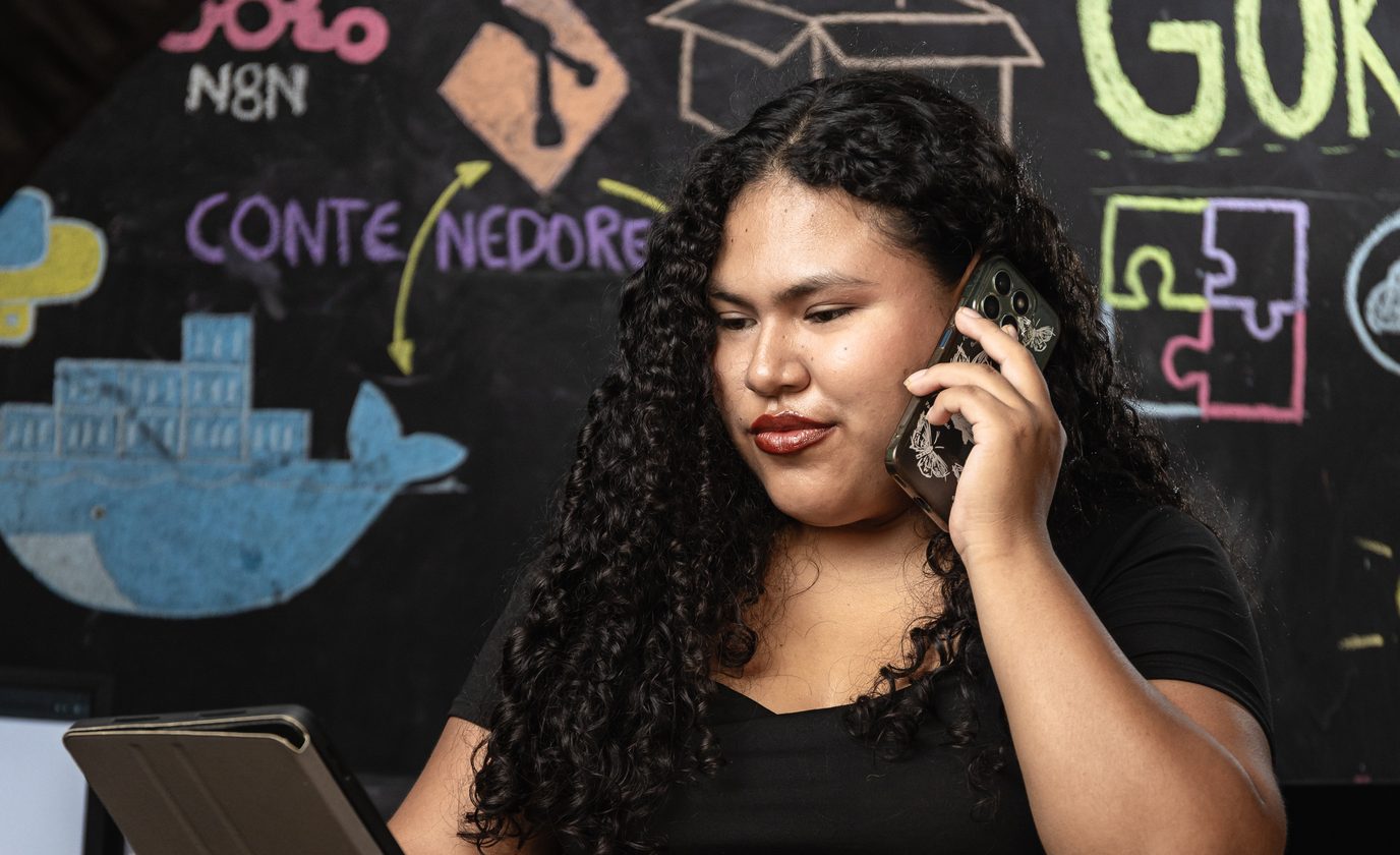 Especialista de Gokiebox revisando con un cliente un flujo de atención con IA