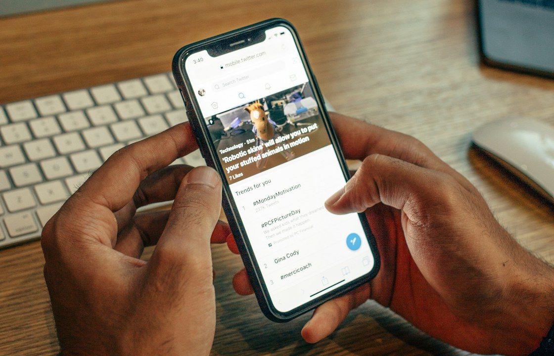 Persona usando una app en su celular
